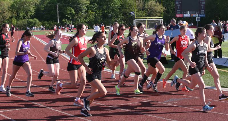 Teams compete in the 3200 meter run during the Interstate 8 Conference girls track championship on Friday, May 9, 2025 at Morris High School.