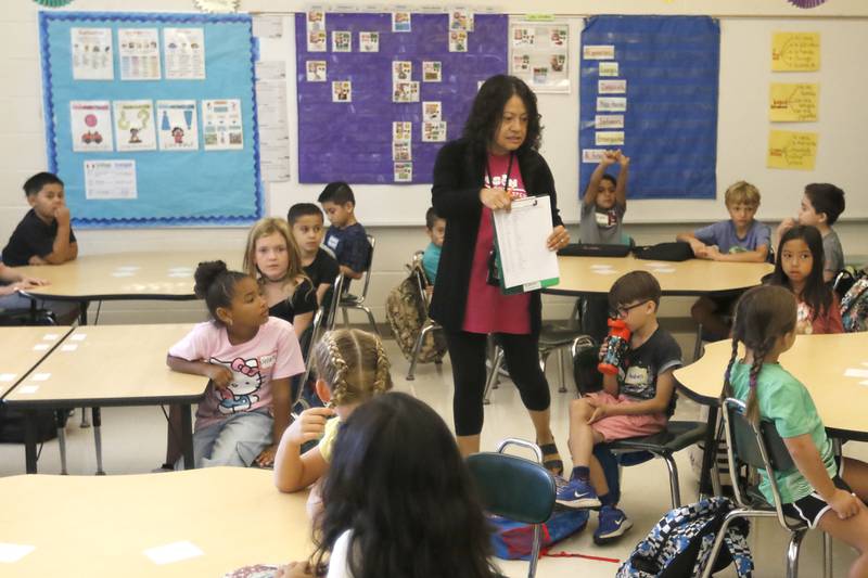 Teacher Teddi Salas explains classroom proceeders to students to her second grade dual language class on the first day of school, at Olson Elementary School in Woodstock, on Aug. 14, 2024.