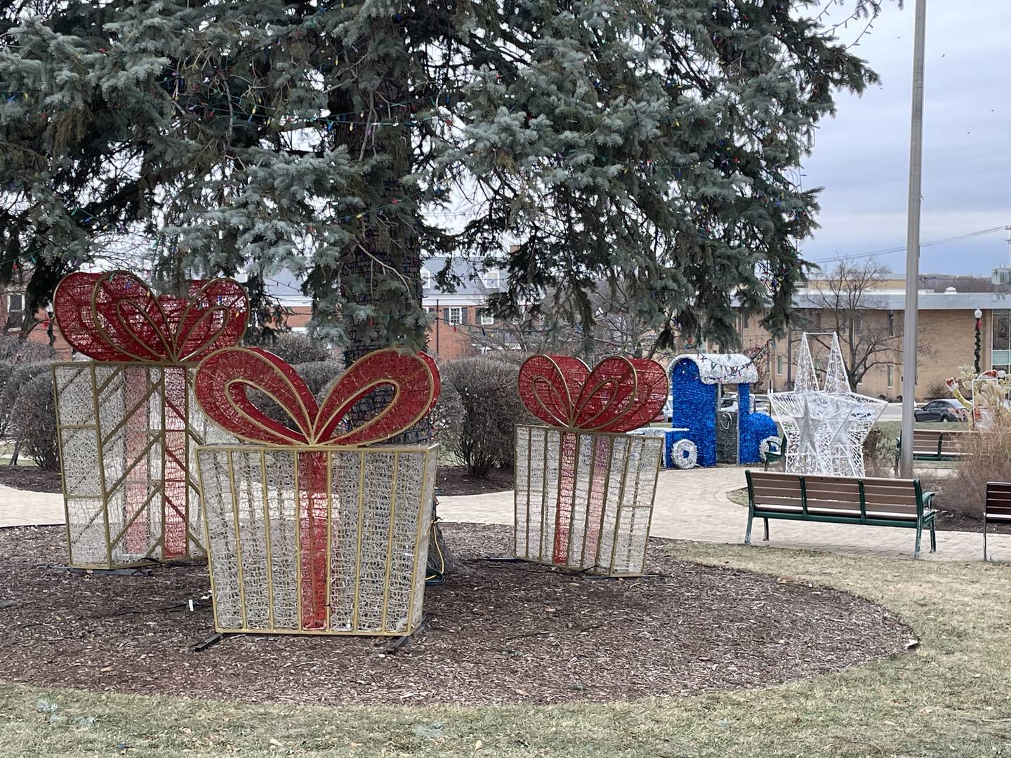The snow that fell at the end of November and the beginning of December has melted at Central Square in Lockport. With temperatures expected to be in the 40s the next few days – with a high near 48 degrees on Christmas Day – it will feel more like spring than winter this week.