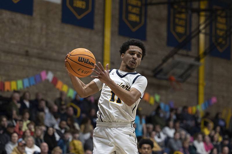 Sterling’s Quincy Maas grabs a pass against Quincy Friday, Jan. 30, 2026.