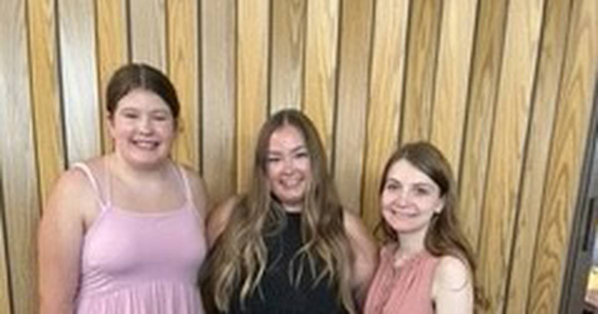 Streator Leading Ladies honor Streator, Woodland students Shaw Local