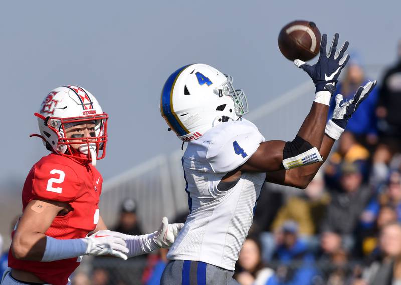 Joe Lewnard/jlewnard@dailyherald.com
Warren’s X’ Zavion Montgomery catches a pass for a touchdown ahead of South Elgin’s Stewart Williams during the Class 8A second-round football game at South Elgin Saturday.