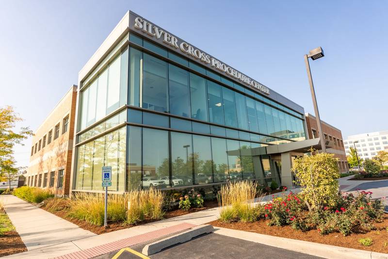 The Silver Cross Outpatient Heart and Vascular Center offers select patients the comfort and convenience of an outpatient setting, in addition to the latest in medical technology.