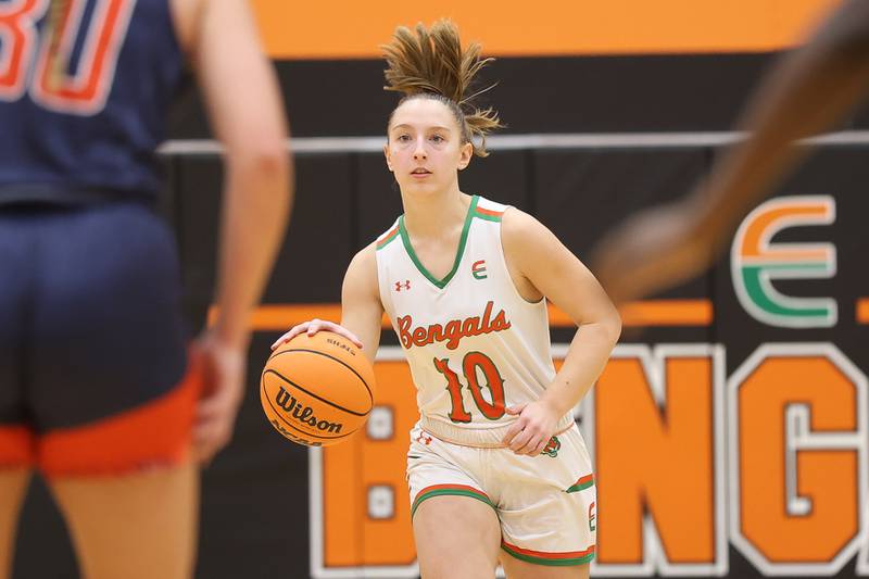 Plainfield East’s Annalise Waznonis works the ball upcourt against Oswego on Tuesday, Jan. 13, 2026 in Plainfield.