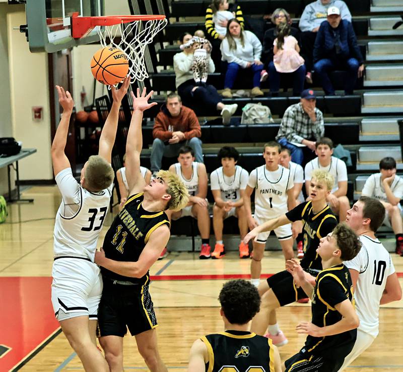 Erie-Prophetstown's Sawyer Copeland pushes up past Riverdale's  Brady Junis for the bucket Friday, Nov. 28, 2025, in Prophetstown.
