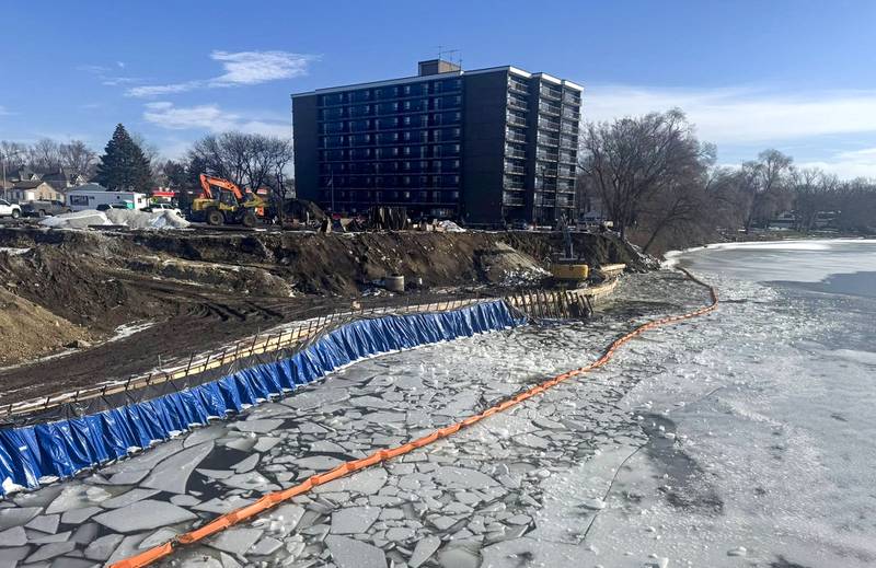 Construction crews and divers took advantage of the slightly warmer temps to remove the portable dam on Dec. 17, 2025, at the site of the East Riverwalk.