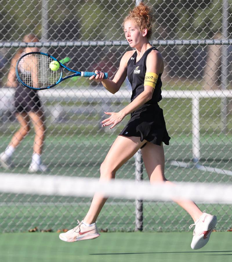 Sycamore's Jordyn Tilstra hustles for a forehand during her match against DeKalb's Nina Christopherson Monday, September 19, 2022, at Sycamore High School.