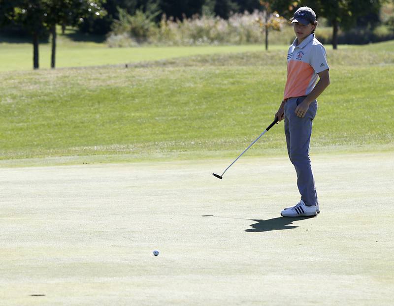 Libertyville’s Leo Scopacasa watches putt on the seventh green during the IHSA Boys’ Class 3A Sectional Golf Tournament Monday, Oct. 3 2022, at Randall Oaks Golf Club in West Dundee.