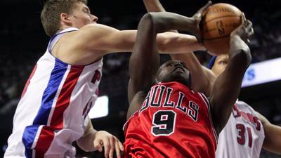 Rose, Noah lead Bulls past Pistons
