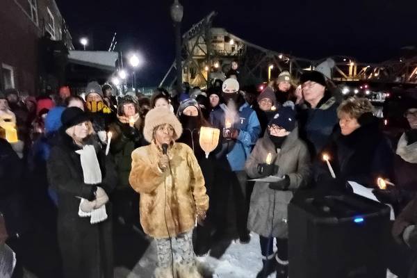 Vigil held in Joliet for Alex Pretti, calls for abolishing ICE