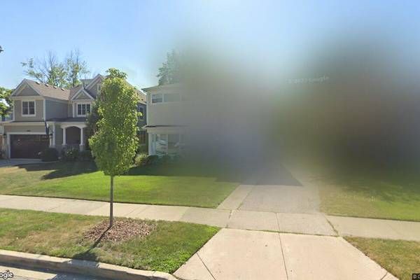 Single-family home sells in Elmhurst for $928,000