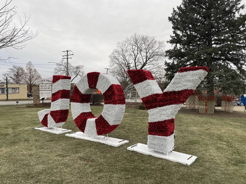 The snow that fell at the end of November and the beginning of December has melted at Central Square in Lockport. With temperatures expected to be in the 40s the next few days – with a high near 48 degrees on Christmas Day – it will feel more like spring than winter this week.