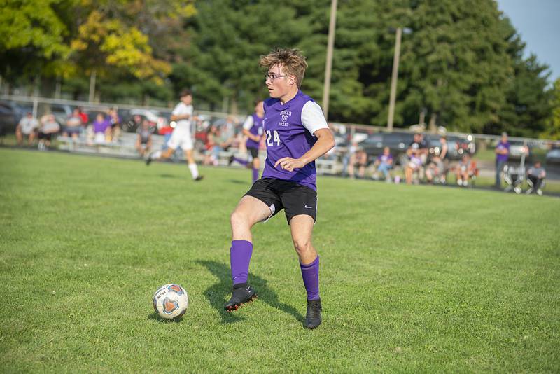 Dixon’s Zack Clevenger handles the ball against Oregon on Wednesday, Sept. 14, 2022.