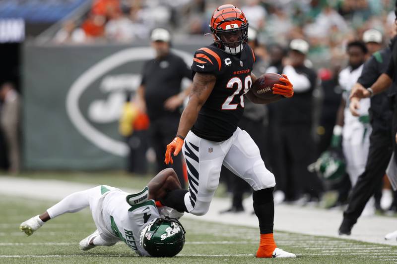 Cincinnati Bengals running back Joe Mixon (28) breaks free from New York Jets cornerback D.J. Reed (4) during an NFL football game, Sunday, Sept. 25, 2022, in East Rutherford, N.J. (AP Photo/Steve Luciano)