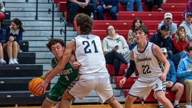 Dwight grabs early lead, holds on to top Marquette