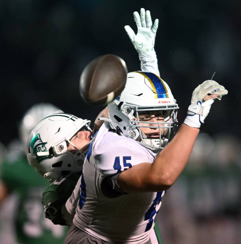 York’s Noah Zmrhal, left, breaks up a pass intended for Warren’s Andrew Slack during a Class 8A football quarterfinal on Friday, Nov. 15, 2024 in Elmhurst.
