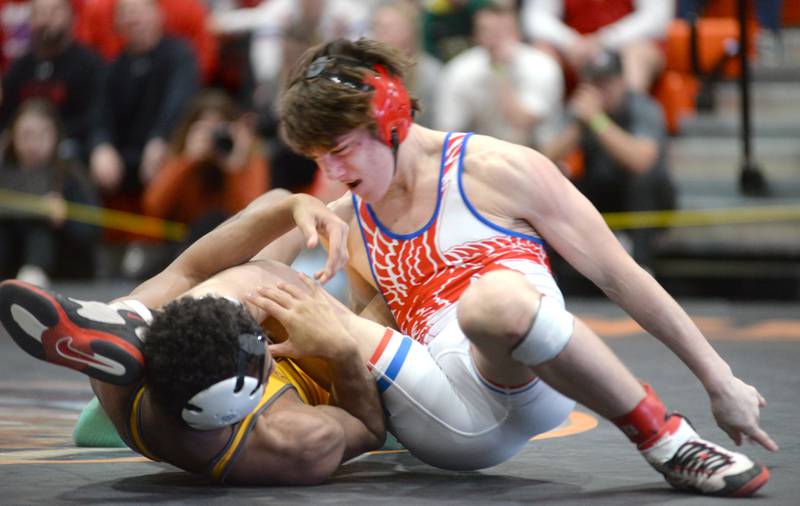Oregon's Levi Benton (right) battles Lena Winslow's Mauricio Glassin the 138-pound title match at the 1A Byron Regional on Saturday, Feb. 8, 2025.Benton won the match to advance to the Oregon Sectional.