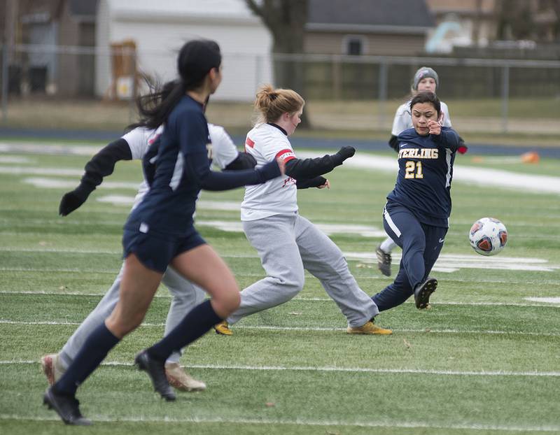 Sterling's Estefania Cayetano pass the ball against Oregon Saturday, March 26, 2022.