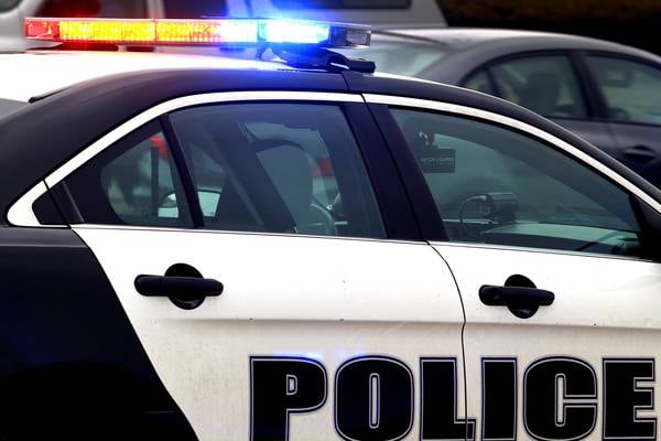 Man dead after car crashes into tree in Aurora