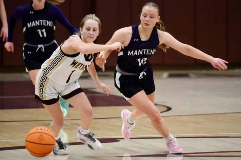 Watseka-Milford's Kami Muehling, left, and Manteno's Alyssa Singleton scramble to a loose ball during Wednesday's game at Watseka.