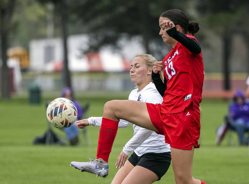 Dixon’s Micki Worrell and Oregon’s Sarah Eckardt go after the ball Thursday, May 1, 2025.
