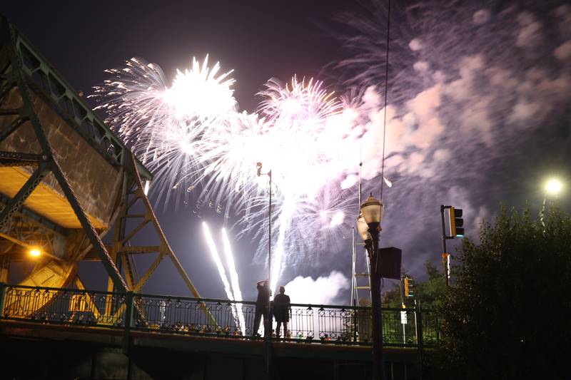 People line the Jefferson Street bridge for the fireworks at Billie Limacher Bicentennial Park for Joliet’s Independence Celebration. Sunday, July 3, 2022 in Joliet.