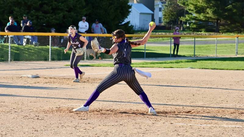 Rochelle's Cheyenne Somers delivers a pitch during the Hubs' game with Somonauk.