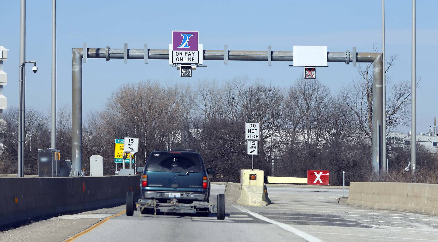 As part of its new capital program, the Illinois Tollway is removing obsolete infrastructure like barriers on its system.