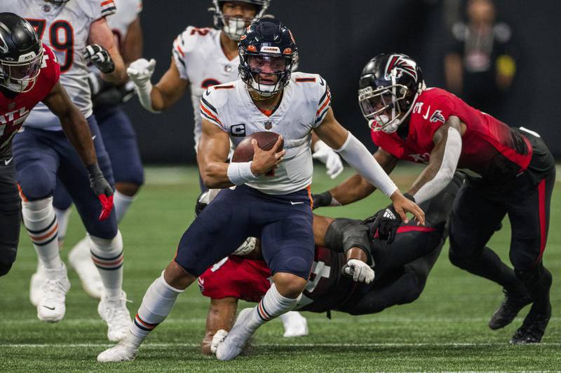 Chicago Bears quarterback Justin Fields runs the ball during the first half against the Atlanta Falcons, Sunday, Nov. 20, 2022, in Atlanta