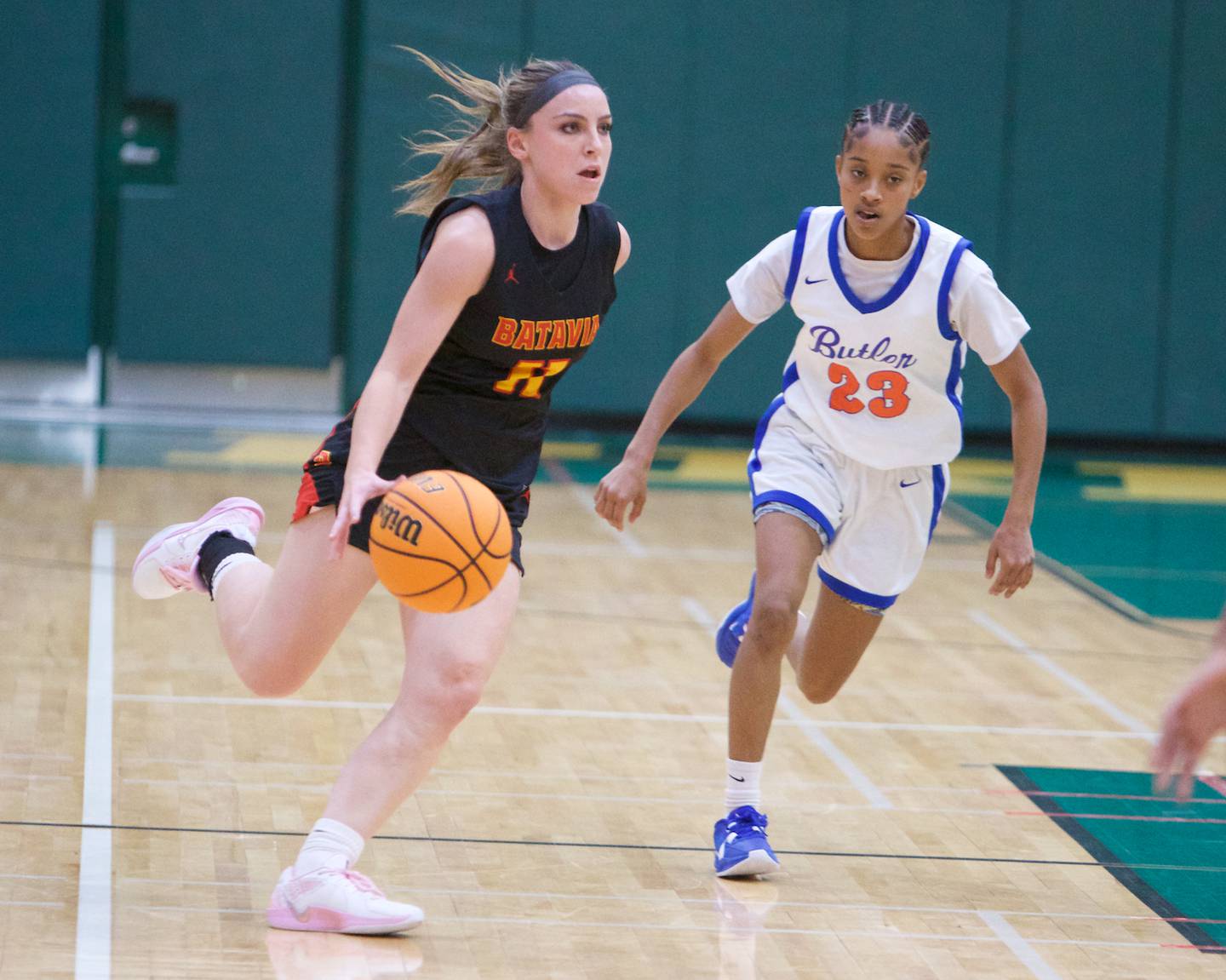 Batavia's Kaidyn King calls a play against Butler during the Dave Yates Chicagoland Showcase on Saturday, Dec7,2024 at Fremd in Palatine.