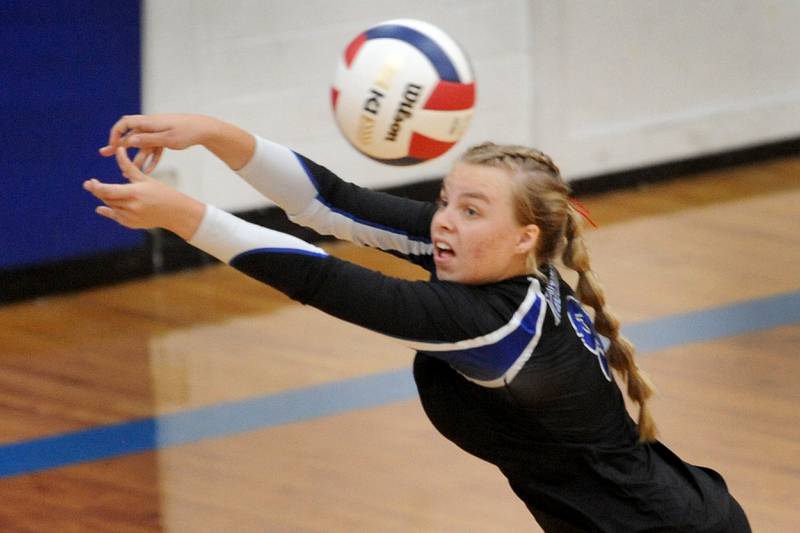 Newark's Elle Norquist reaches to dig out an Aurora Christian shot during a girls' volleyball match at Newark High School on Tuesday, Sep. 5, 2023.