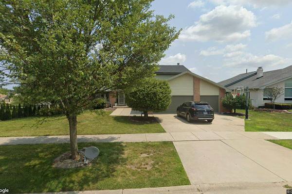 Single-family home sells in Orland Park for $565,000