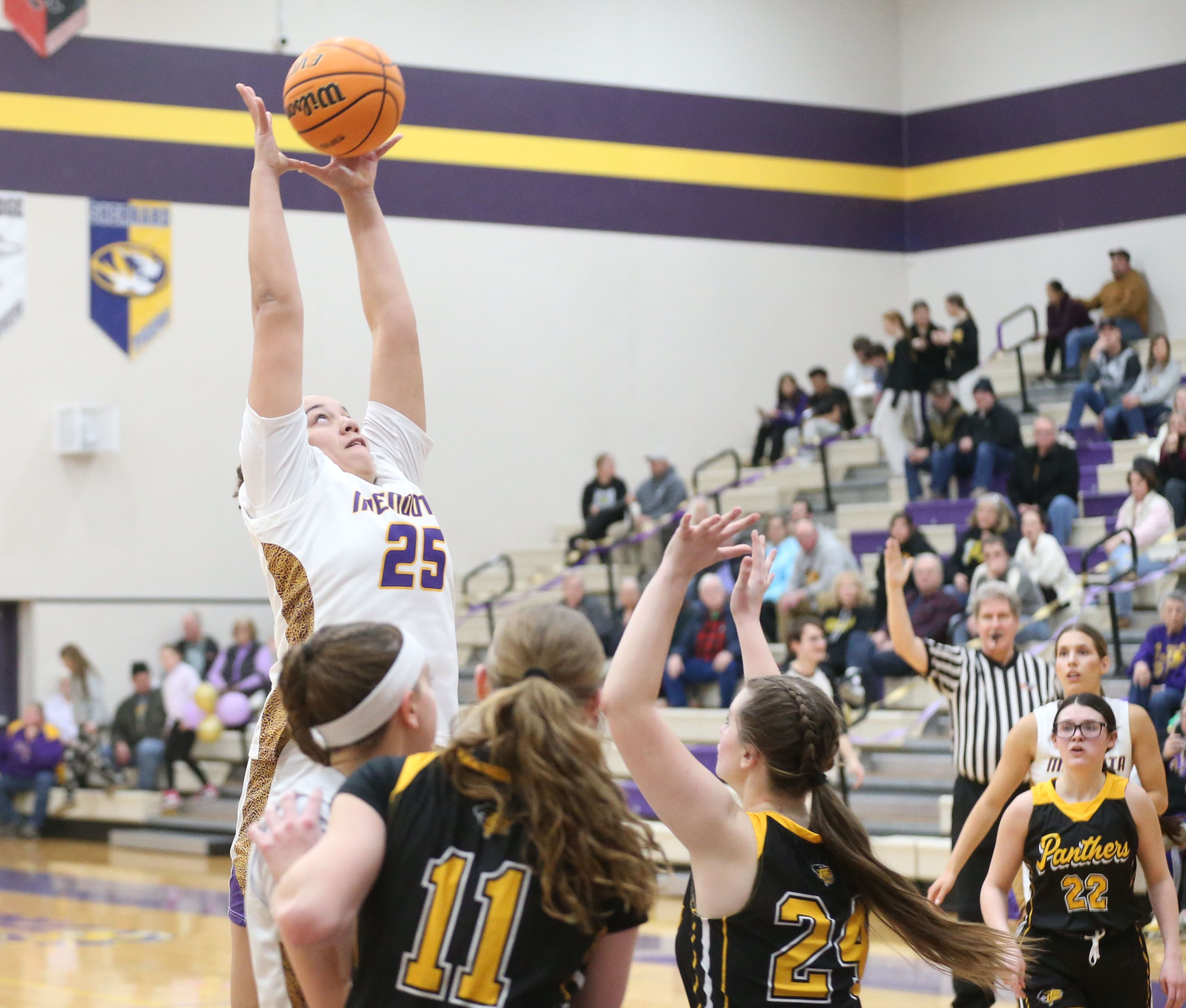 Mendota's Kiah Davidson leaps in the air to catch a pass against Putnam County on Tuesday, Feb. 10, 2026 at Mendota High School.