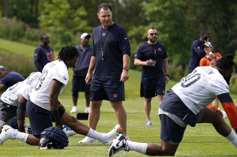 Chicago Bears head coach Matt Eberflus, center, talks with players during training camp, Thursday, July 28, 2022, in Lake Forest.