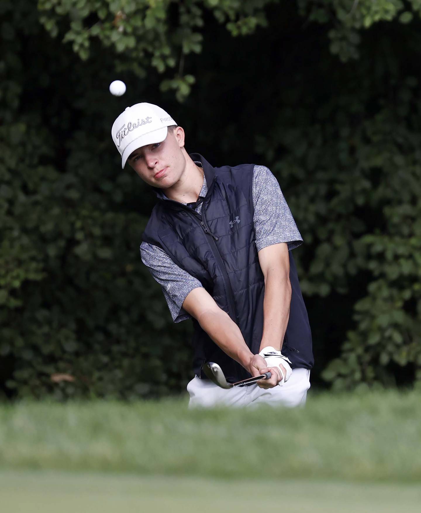 Andrew Vodraska of Glenbard North chips to the green during the DuKane Conference boys golf tournament at Bartlett Hills Tuesday, Sept. 23, 2025 in Bartlett.