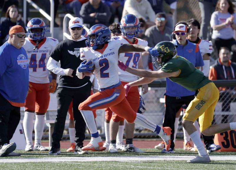 Hoffman Estates’ Quincey Williams, 2, moves upfield past an Elk Grove player Saturday October 29, 2022 in Elk Grove Village.