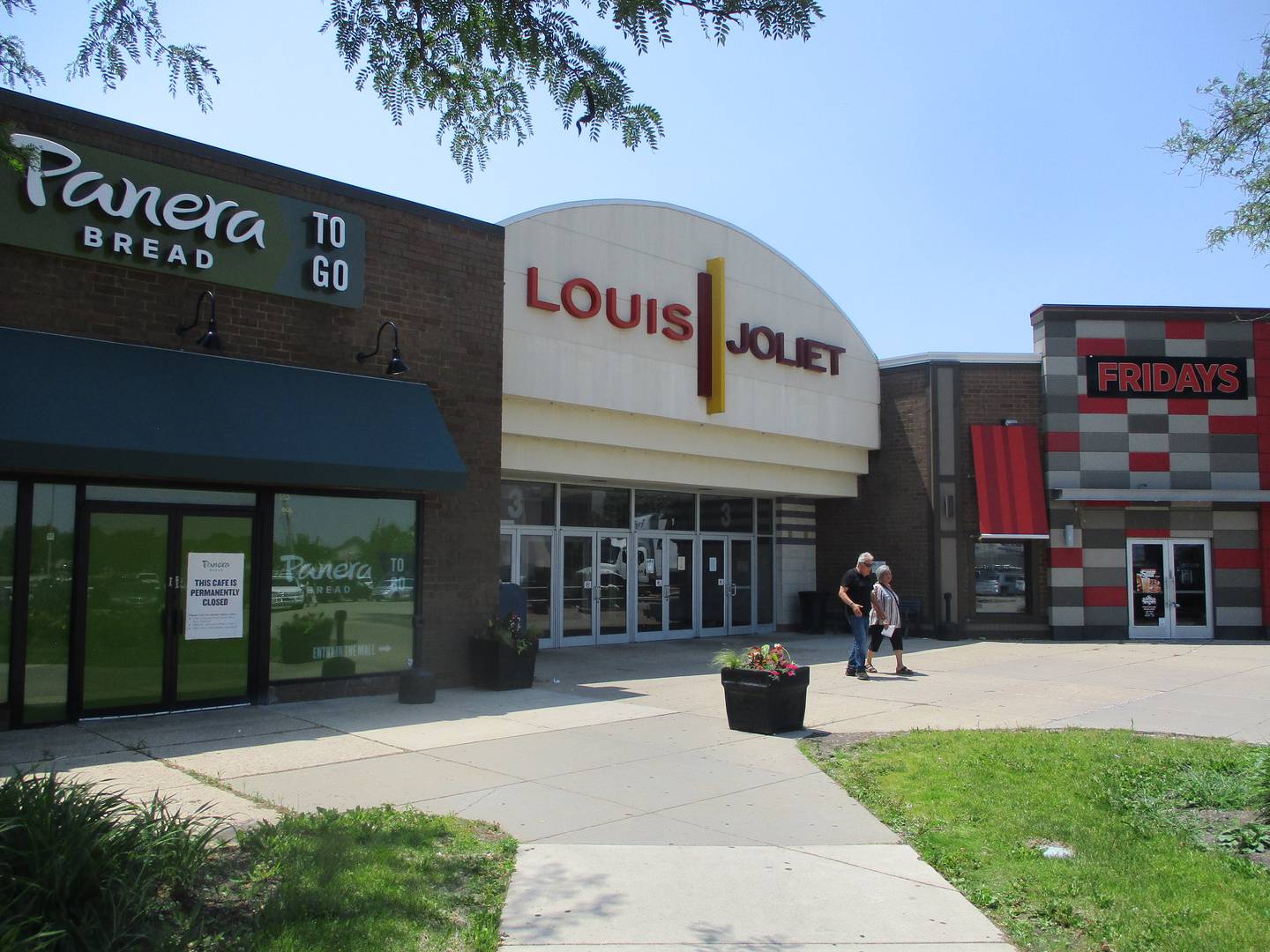 An entrance to the Louis Joliet Mall in Joliet is bordered by a closed Panera Bread restaurant on one side and a closed TGI Fridays restaurant on the other. June 11, 2025