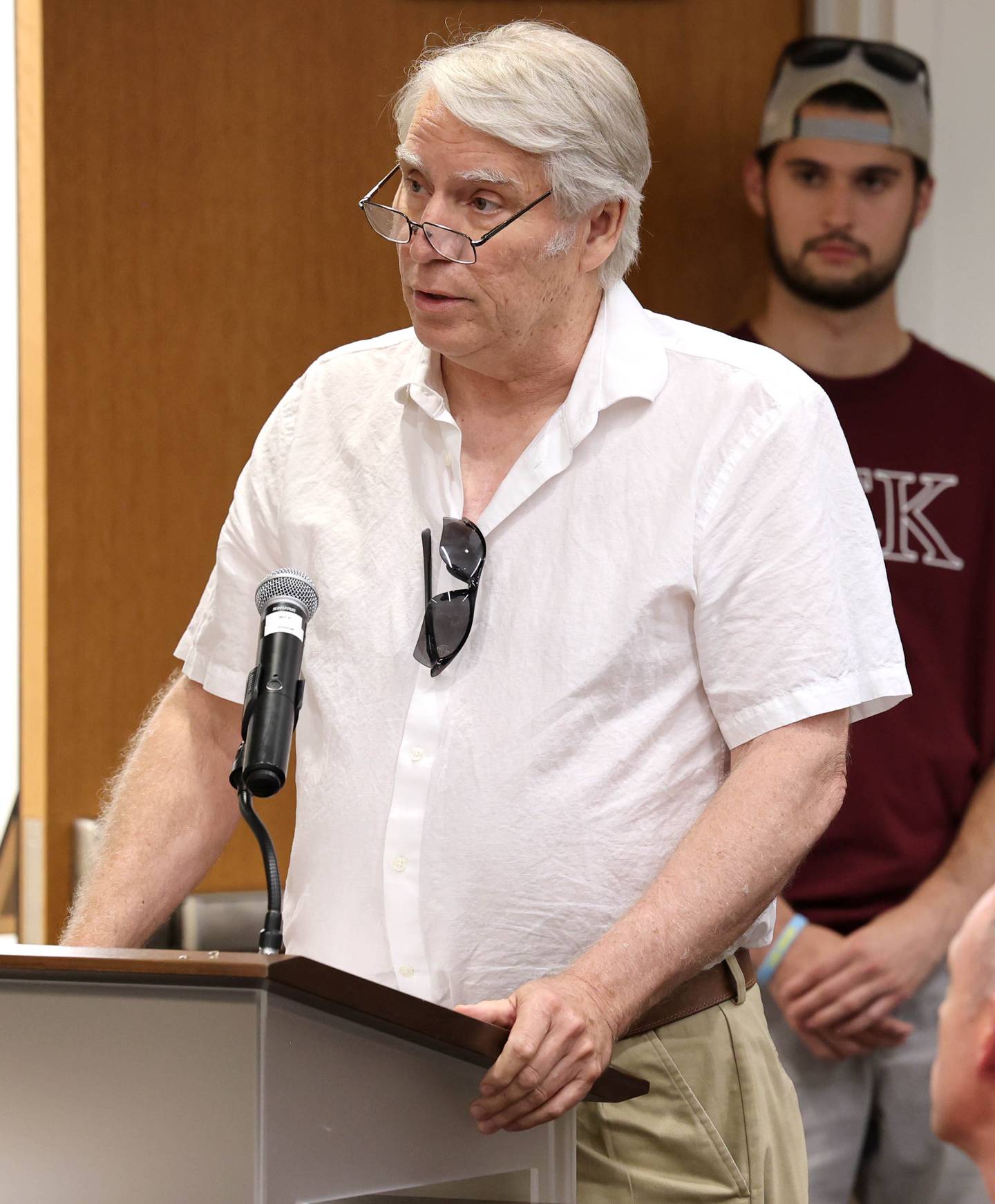 Ο Dan Kinney, ιδρυτής του DeKalb County Community Gardens, μιλά τη Δευτέρα, 10 Ιουλίου 2023, σε μια συνεδρίαση του Δημοτικού Συμβουλίου του DeKalb σχετικά με τη νέα ιδιοκτησία που έχουν αποκτήσει.