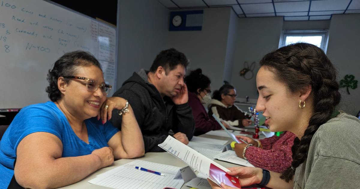 Los estudiantes de secundaria hacen conexiones como voluntarios en el Centro Comunitario Español de Joliet – Shaw Local