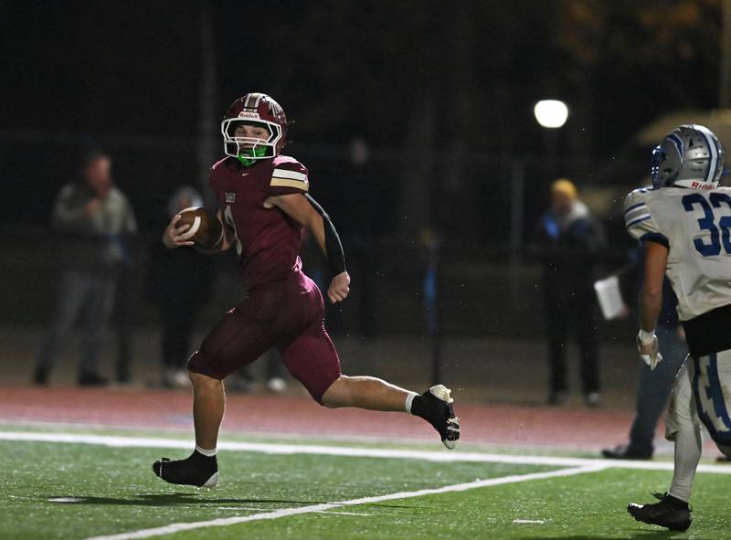 Morris' Caeden Curran (9) races to the end zone for a touchdown during the class 4A first round playoff game against Woodstock on Friday, OCT. 31, 2025, at Morris.
