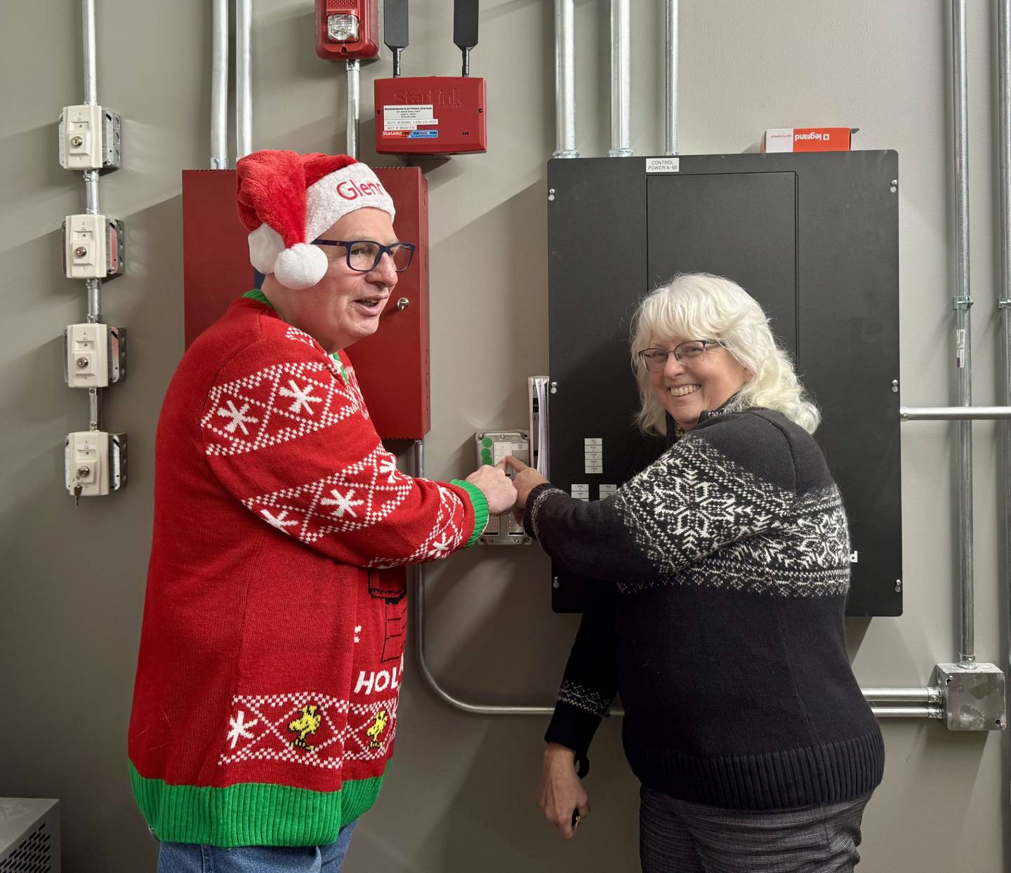Tree of Hope Chairperson Glen Underwood and Horizon House CEO Michelle Rich flip the switch to turn on the Tree of Hope in 2025.
