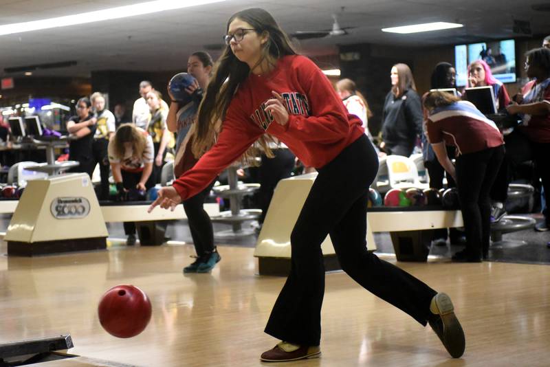 Peotone's Addison Daoud throws one down the lane during the All-City girls bowling meet at Brookmont Bowling Center in Kankakee Wednesday, Feb. 5, 2025.