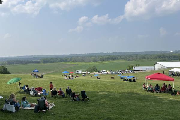 5 Things to Do: Wine on the Hill, Music in the Park this weekend in the Illinois Valley 
