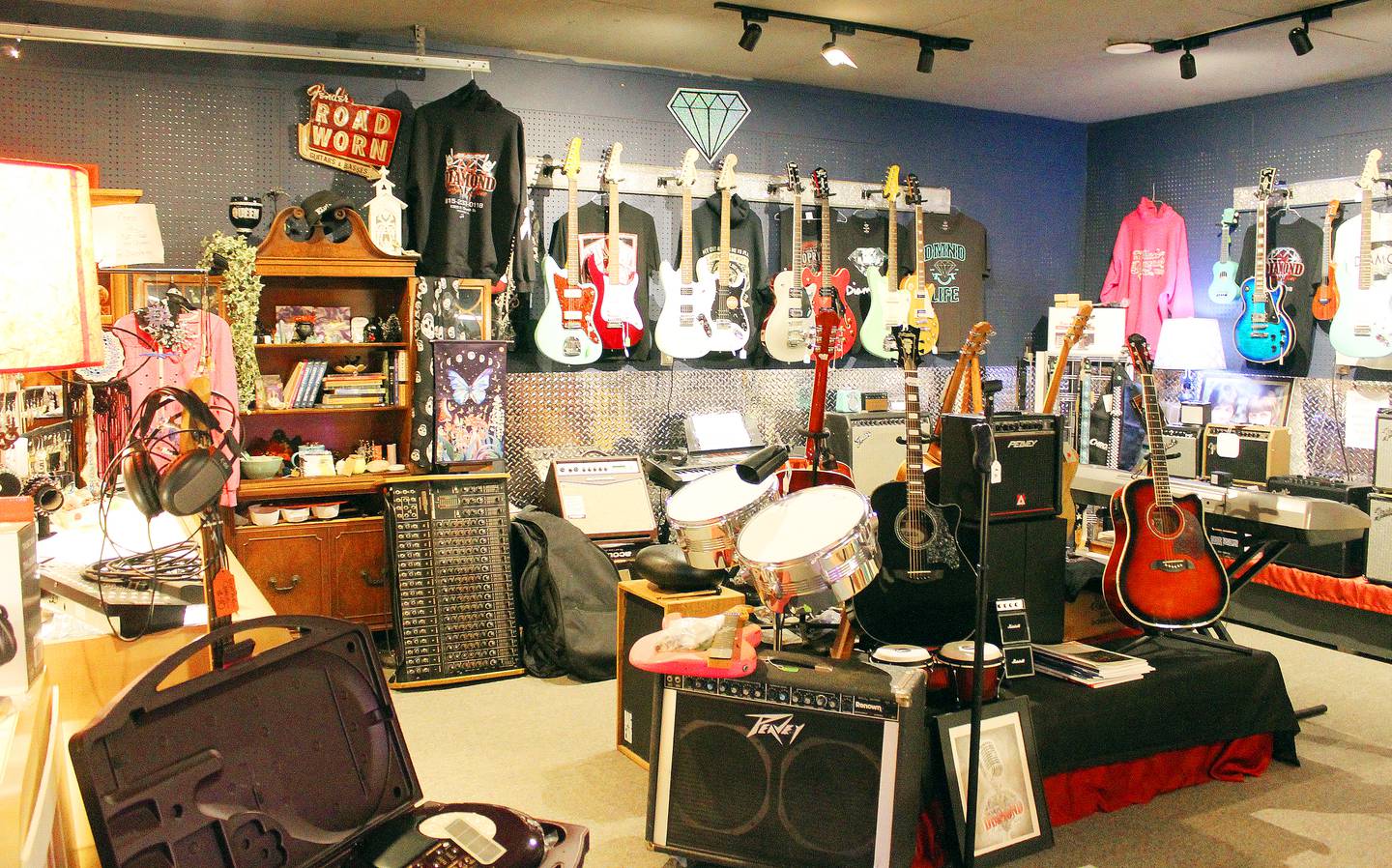 Black Diamond Music Store in Freeport offers a variety of acoustic and electric guitars, electric and upright basses, ukuleles, mandolins, banjos and keyboards, as well as many musicians' accessories and sound equipment.
