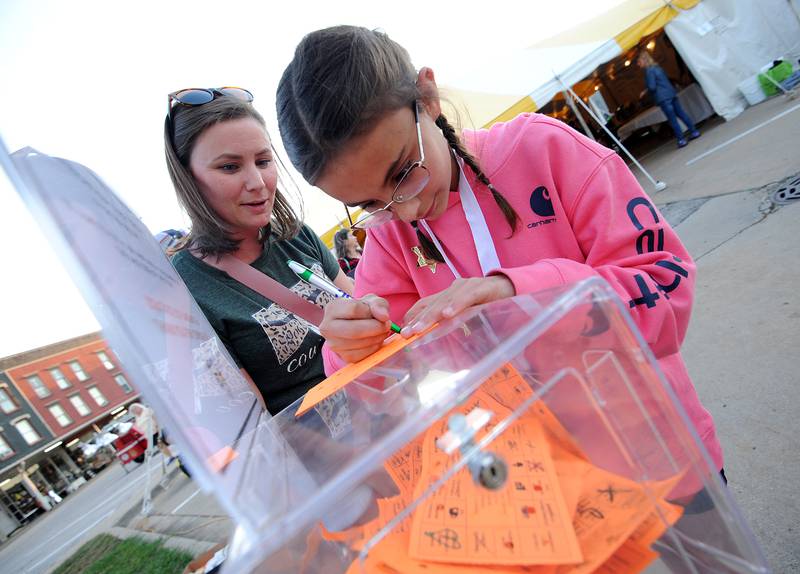 Amanda Wollenweber of Sheridan and her 11-year-old daughter Layla vote for their favorite sandwiches during the Taste of Sandwich, Wednesday, Sept. 25, 2024, in downtown Sandwich.