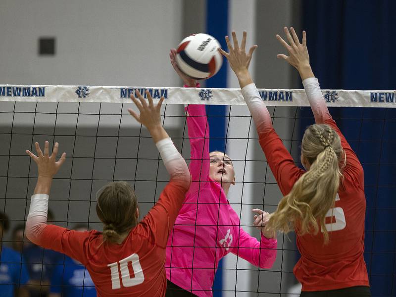 Newman’s Kennedi Shippert makes a play against Oregon’s Lola Schwarz (left) and Skylar Bishop Thursday, Sept. 11, 2025.