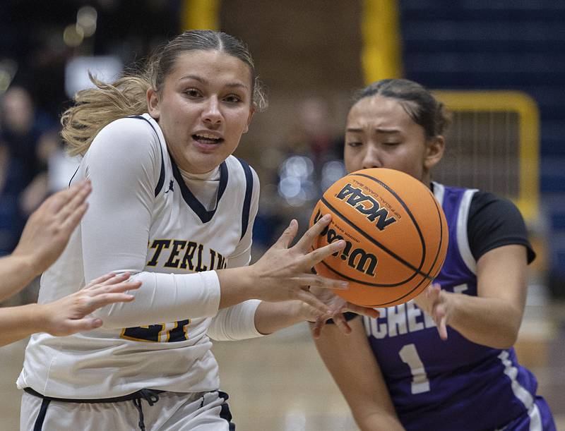Sterling’s Jaelynn James loses the ball against Rochelle Tuesday, Jan. 6, 2026.