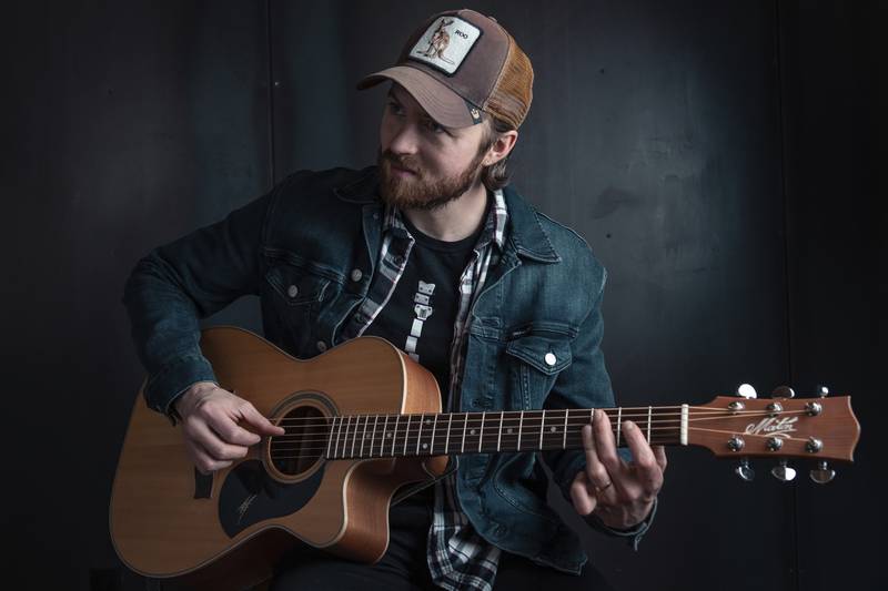 Joe Robinson, a world-renowned guitar virtuoso and singer-songwriter from Australia, will perform at Elmhurst University on Saturday, Oct. 4.