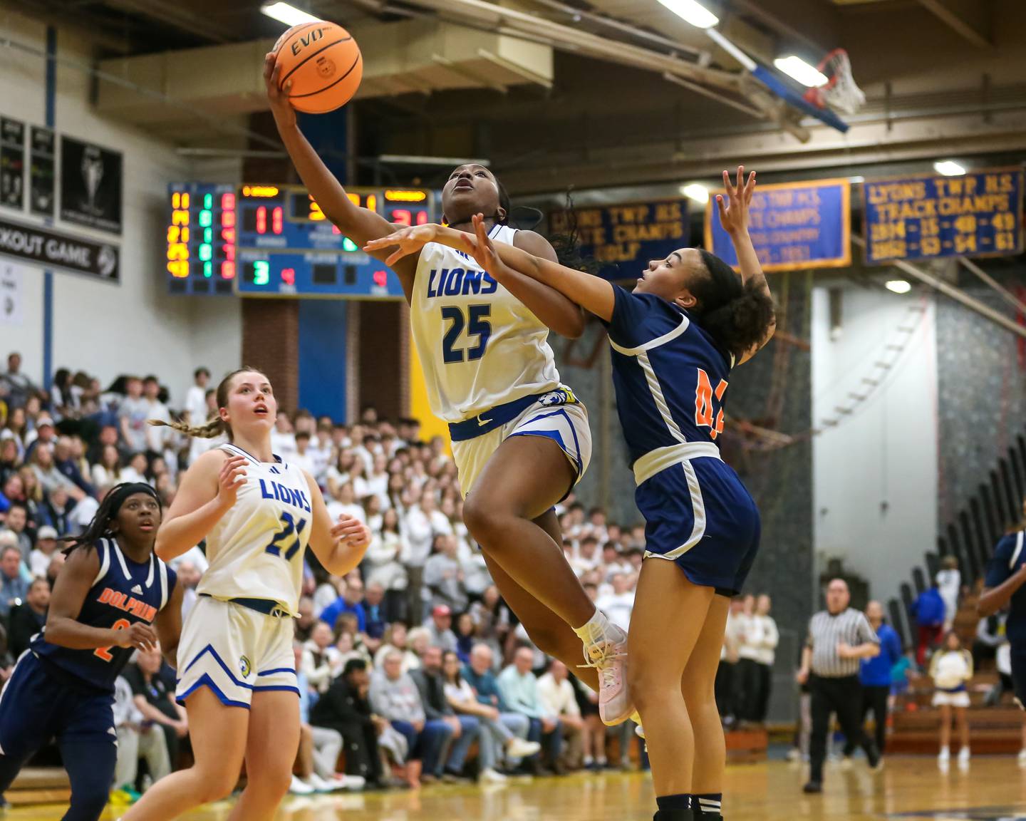 Lyon's Nora Ezike (25) goes in for a layup during their Class 4A Lyons Sectional semifinal basketball game between Lyons vs Young. Feb 25, 2025 in La Grange.