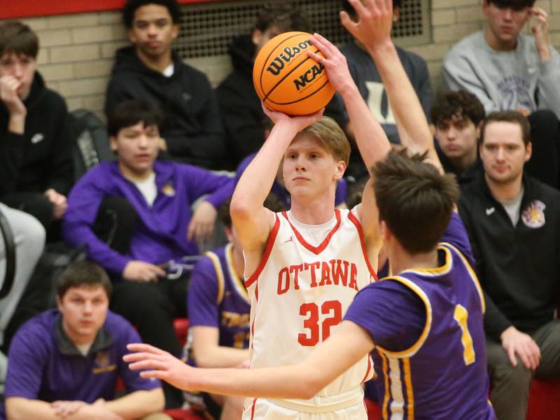 Ottawa's Aric Threadgill shoots a jump shot over Mendota's Cole Tillman on Tuesday, Jan. 7, 2025 in Kingman Gym at Ottawa High School.